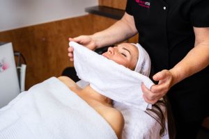 Heidy voert een HydroPeptide behandeling uit bij Skin Studio in Didam, gericht op huidverbetering en ontspanning